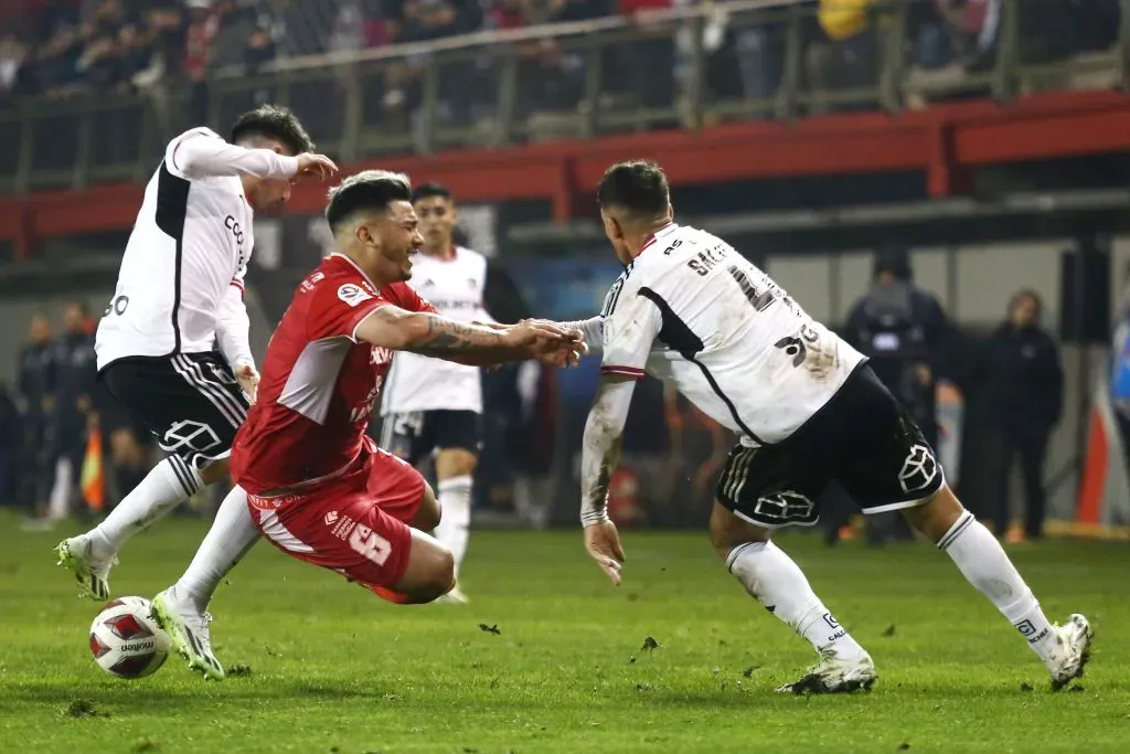 Otra imagen más de Alan Saldivia en la paridad 0-0 entre Ñublense y Colo Colo. (Mauricio Ulloa/Photosport).