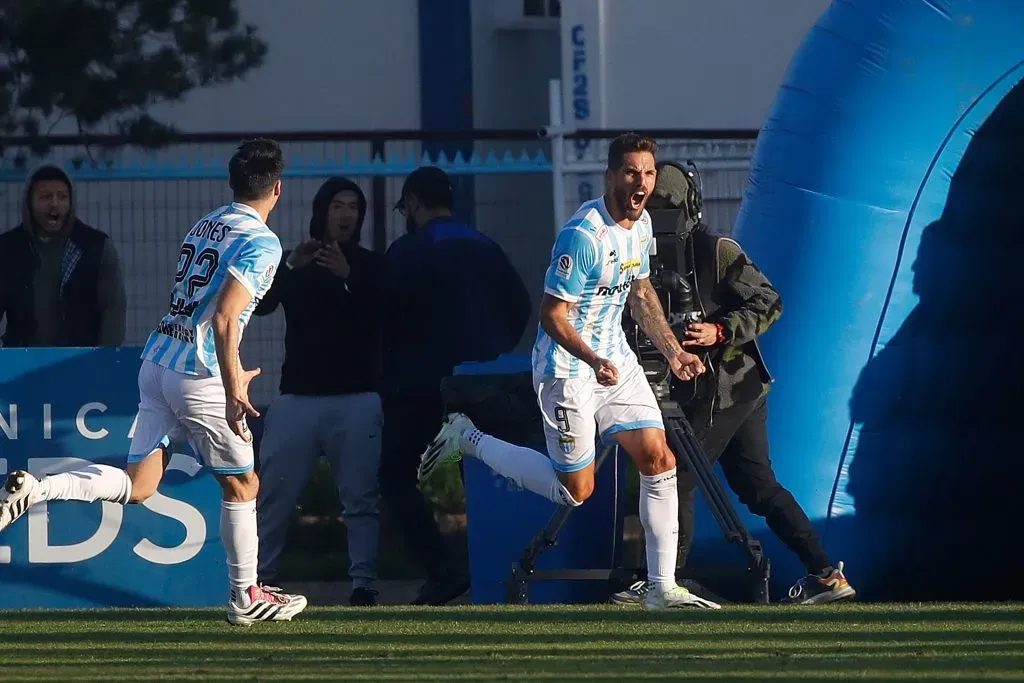 Joaquín Larrivey celebró así el gol que le anotó a Ñublense. También convirtió un gol en la Copa Chile para Magallanes. (Jonnathan Oyarzún/Photosport).