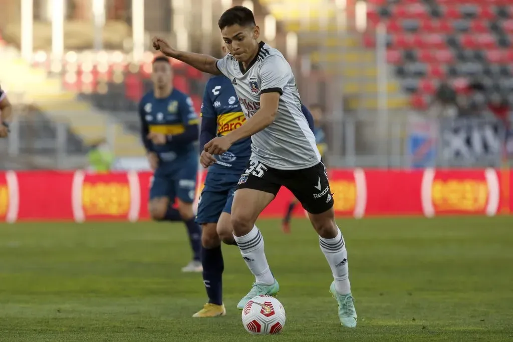 Joan Cruz poco antes de clavar un golazo para Colo Colo ante Everton, su nuevo club para la segunda mitad de 2023. (Jonnathan Oyarzún/Photosport).