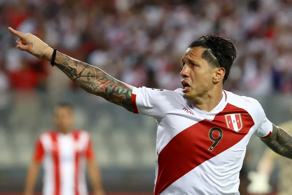 Gianluca Lapadula ha jugado 26 partidos en el combinado peruano, con ocho goles y tres asistencias. Lamentablemente para la bicolor, no estará ante la selección chilena. | Foto: Getty Images.
