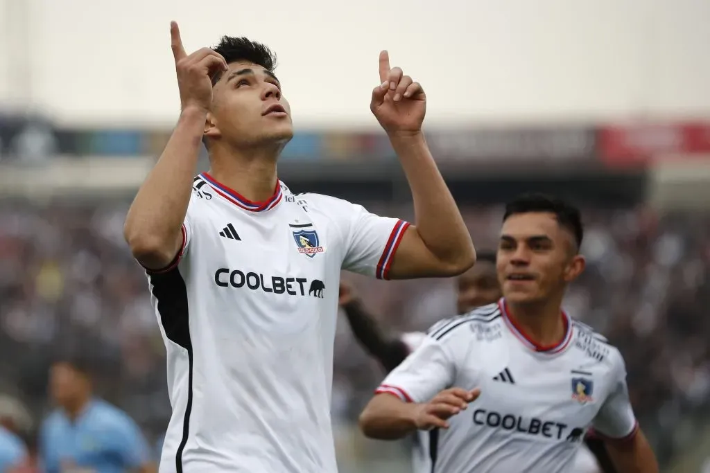 Damián Pizarro festeja el segundo gol que anota en el Campeonato Nacional 2023: fue en el triunfo de Colo Colo vs. O’Higgins. (Felipe Zanca/Photosport).