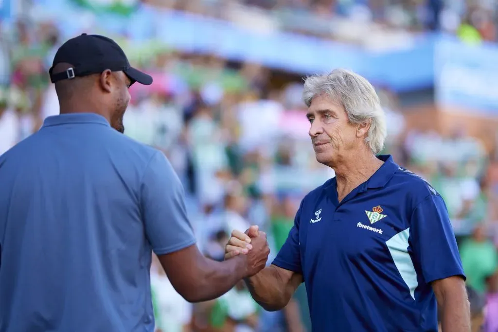 Otra toma del saludo entre Vincent Kompany y Manuel Pellegrini. (Fran Santiago/Getty Images).