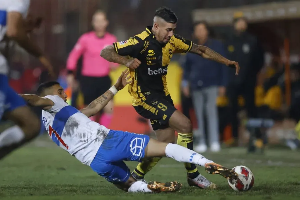 Branco Ampuero en acción durante la victoria por 2-1 de la UC ante Coquimbo Unido bajo la dirección técnica interina de Rodrigo Valenzuela. (Felipe Zanca/Photosport).