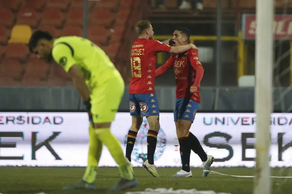 Leandro Garate festeja el 1-0 parcial de Unión Española vs. Audax Italiano junto con Thomas Rodríguez, el autor del centro que el “9” cabeceó de manera espectacular. (Dragomir Yankovic/Photosport).