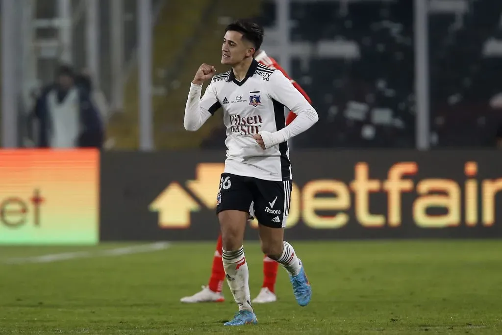 La celebración de Pablo Solari tras el golazo que le anotó por Colo Colo al Inter de Porto Alegre. (Marcelo Hernandez/Getty Images).