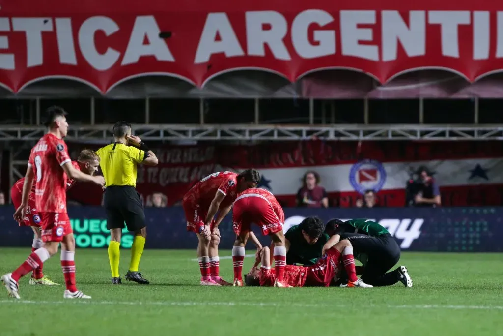 Luciano Sánchez es atendido tras su impactante lesión de la rodilla derecha. (Photo by Daniel Jayo/Getty Images).