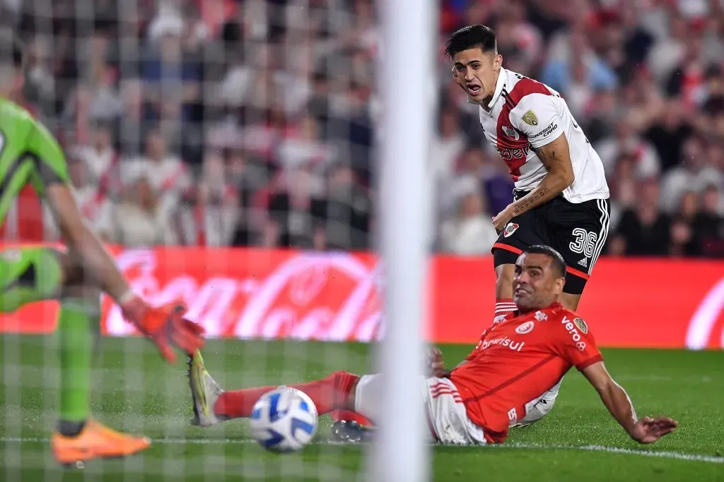 La definición de Pablo Solari para el primer gol que le anotó a Inter de Porto Alegre en su gran noche con River Plate. (Marcelo Endelli/Getty Images).