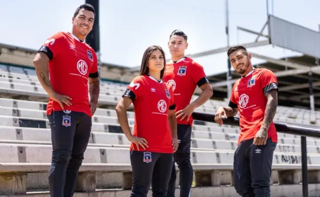 En el 2019 Marcos Bolados modeló la camiseta roja de Colo Colo.
