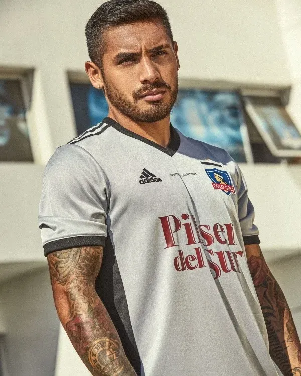 La camiseta especial de en honor a la Libertadores 2021 también fue modelada por Marcos Bolados.
