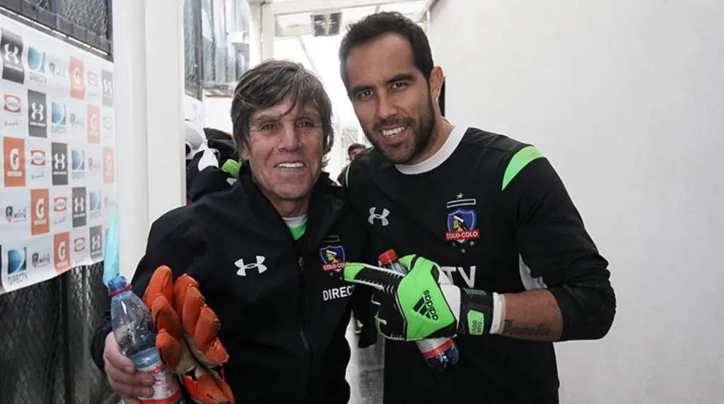 Julio Rodríguez junto a Claudio Bravo en Colo Colo (Archivo)