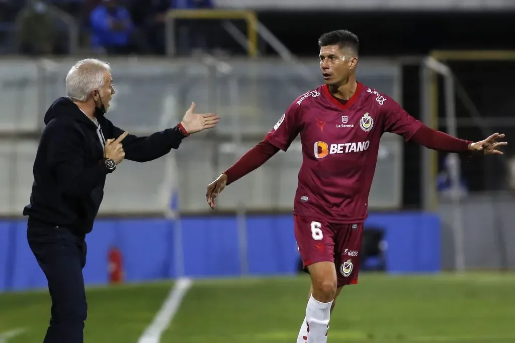 Ivo Basay da indicaciones para Rodrigo Brito en un partido entre Deportes La Serena y la UC en San Carlos de Apoquindo. (Jonnathan Oyarzun/Photosport).