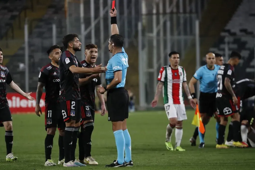 Juan Sepúlveda finalmente decidió la tarjeta roja directa para el “2” de Colo Colo, Jeyson Rojas. (Marcelo Hernandez/Photosport).