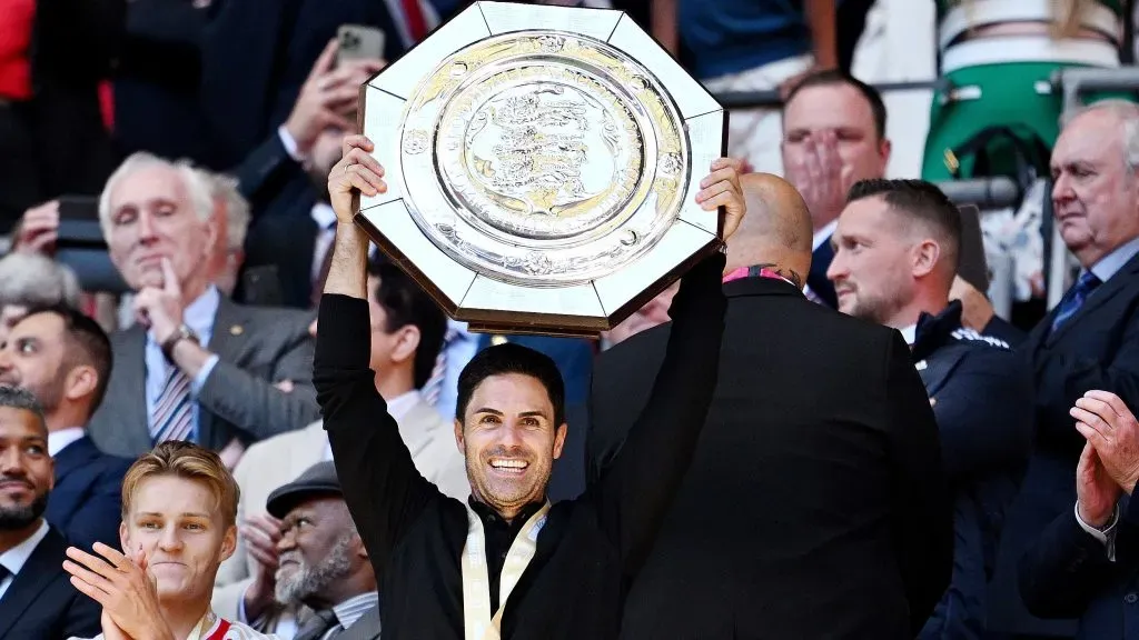 Mikel arteta logra su segunda Community Shield derrotando a Manchester City en penaltis (Photo by Shaun Botterill/Getty Images).