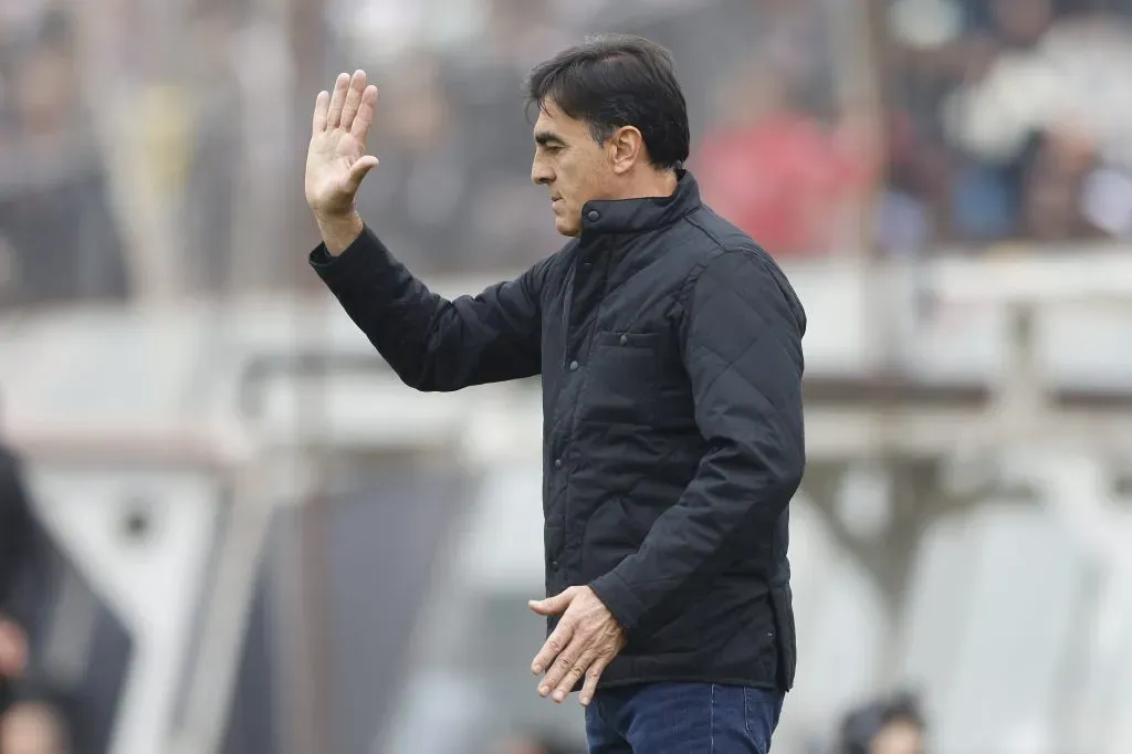 Gustavo Quinteros suma y sigue en su registro como DT de Colo Colo. (Felipe Zanca/Photosport).