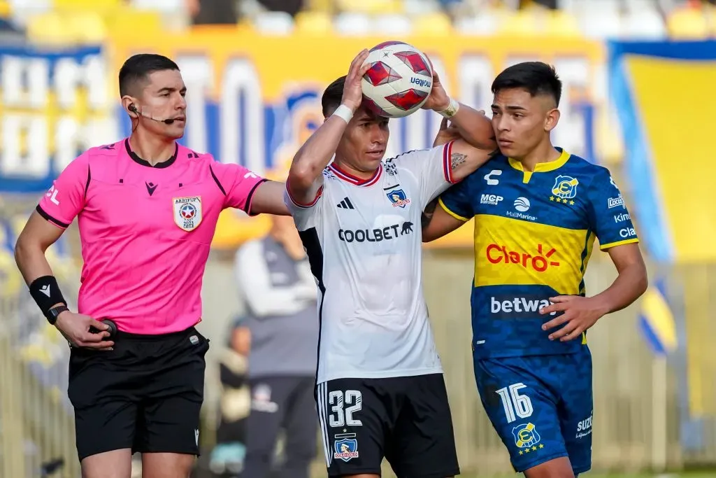 Joan Cruz y Óscar Opazo en un lateral para Colo Colo. (Guille Salazar/RedGol).