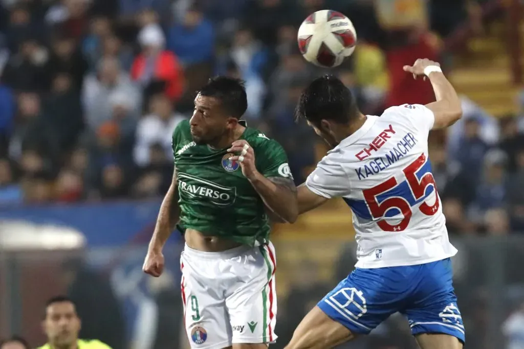 Gary Kagelmacher disputa un balón aéreo con Gonzalo Sosa en la derrota de la UC frente al Audax Italiano. (Jonnathan Oyarzun/Photosport).