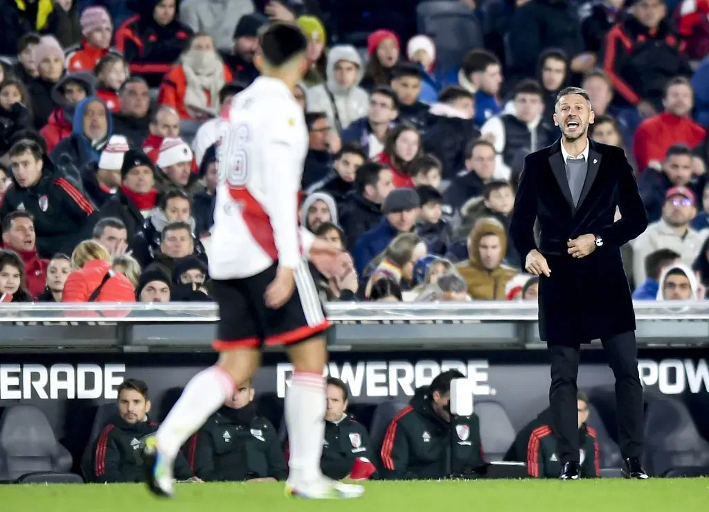 Demichelis le da algunas indicaciones a Pablo Solari en un partido de River Plate. (Marcelo Endelli/Getty Images).
