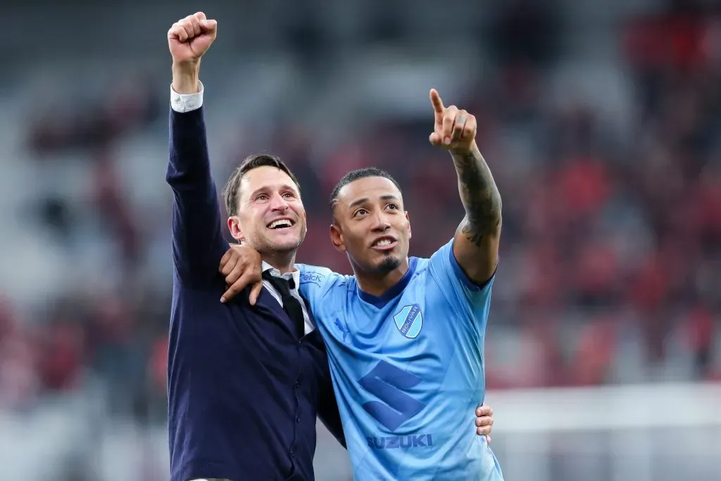 Beñat San José celebra la clasificación del Bolívar junto a Jairo Quinteros en Brasil. (Heuler Andrey/Getty Images).