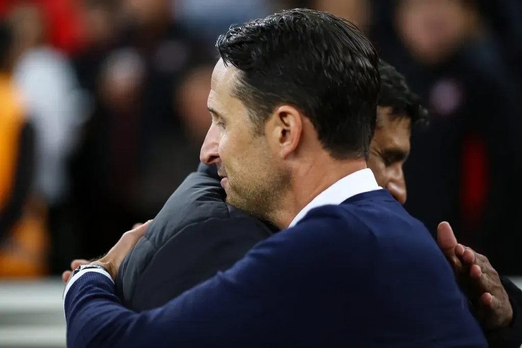 El abrazo de Wesley Carvalho con su colega de Bolívar, el DT español Beñat San José. (Heuler Andrey/Getty Images).