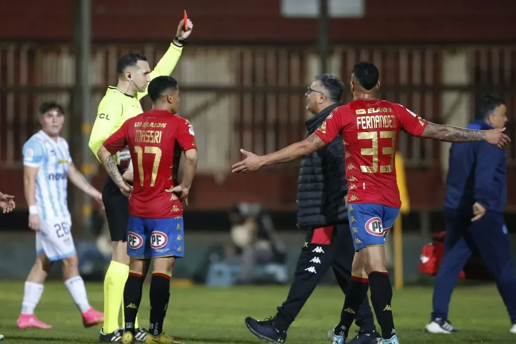 Ronald Fuentes fue expulsado del partido que Magallanes le ganó a Unión Española por la Copa Chile. (Dragomir Yankovic/Photosport).