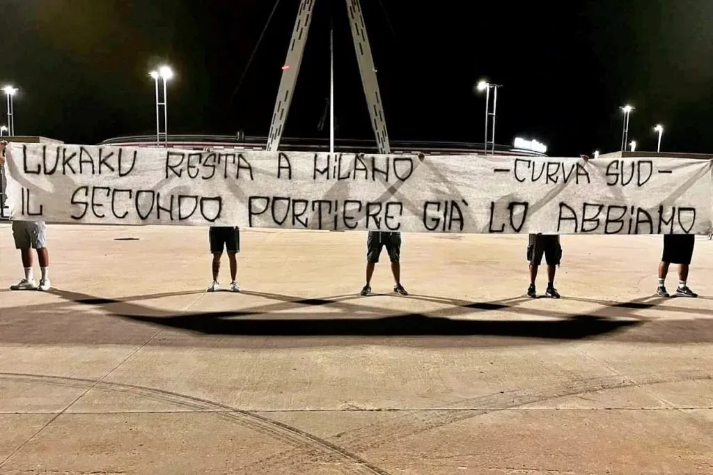 “Lukaku, quédate en Milán, ya tenemos un segundo portero”, dice este lienzo de los hinchas de la Juventus.