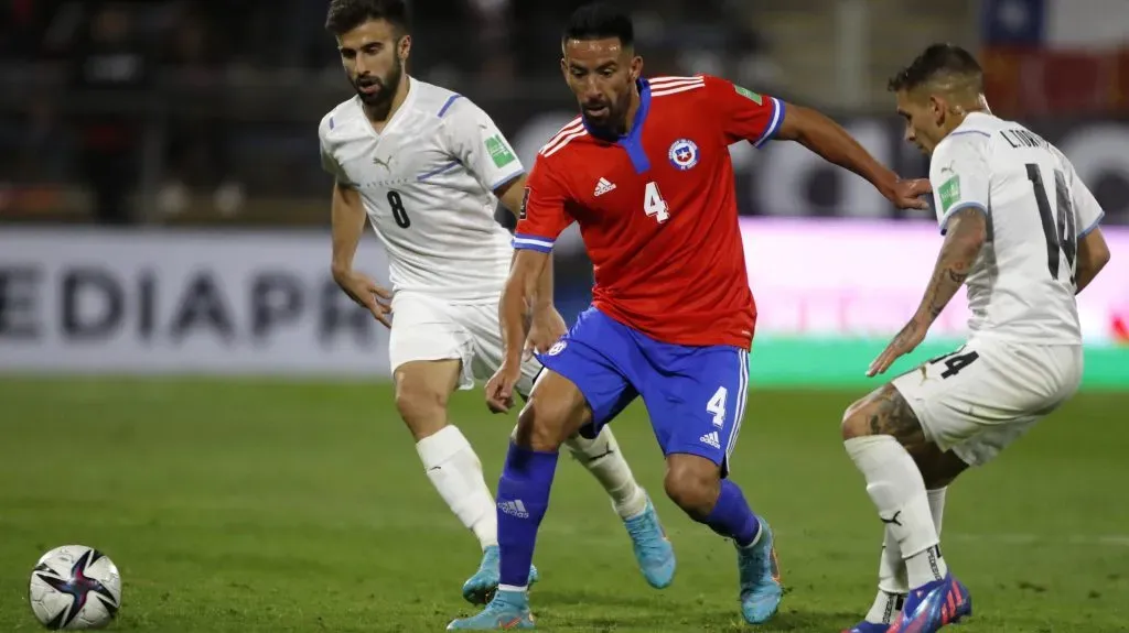 Mauricio Isla se fue de Universidad Católica y volverá a vestir de rojo con Independiente de Avellaneda. Foto: Photosport.