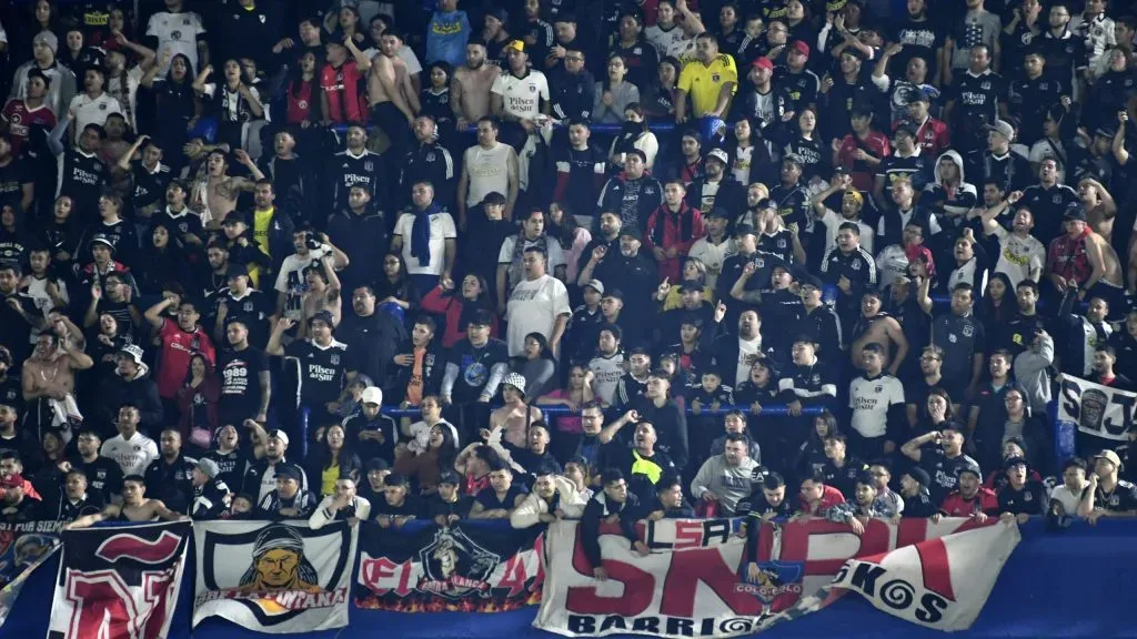 Los hinchas de Colo Colo rompieron y lanzaron billetes ante Boca Juniors. En Argentina ahora tomarán medidas para quienes lo hagan. Foto: Guille Salazar, RedGol.