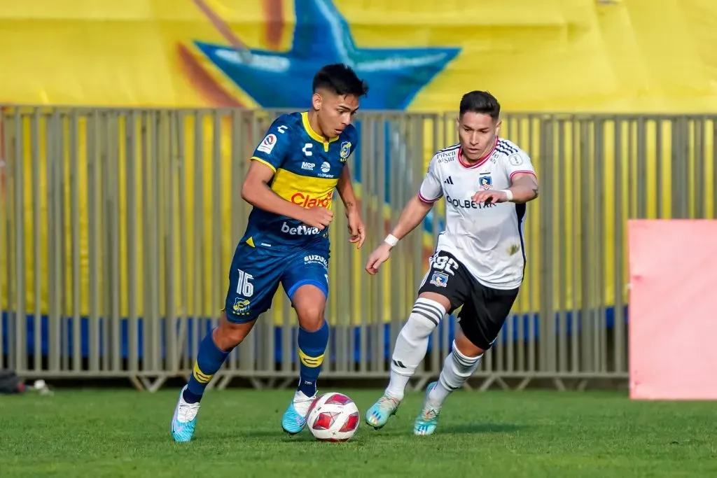 Joan Cruz ante Óscar Opazo en el duelo que Colo Colo le ganó a Everton en el estadio Sausalito. (Guille Salazar/RedGol).