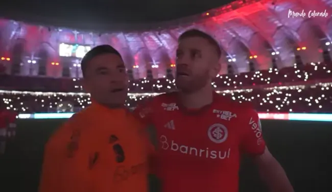 El final del abrazo entre Charles Aránguiz y Pedro Henrique tras la gran victoria de Inter ante River Plate en los penales. (Captura SC Internacional).