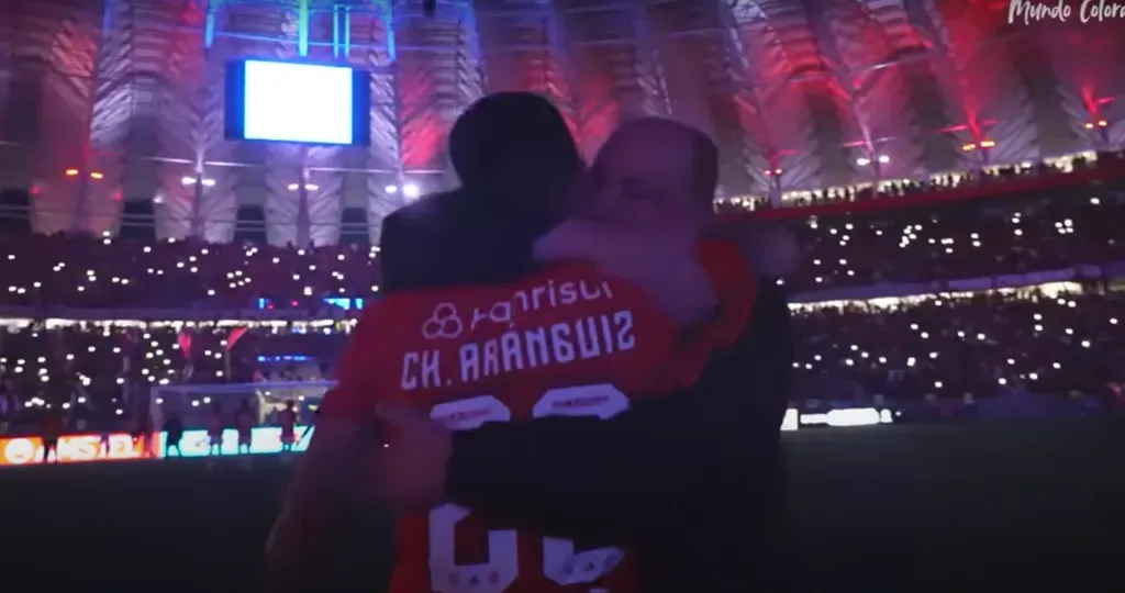 Otro abrazo de Charles Aránguiz tras la clasificación a los cuartos de final de la Copa Libertadores. (Captura SC Internacional).