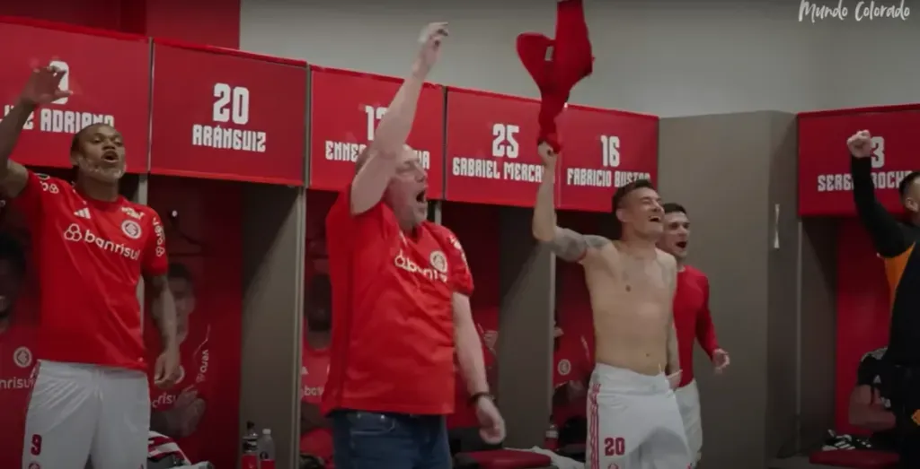 Charles Aránguiz en el vestuario del Inter tras la gran victoria frente a River Plate en los octavos de final de la Copa Libertadores. (Captura SC Internacional).