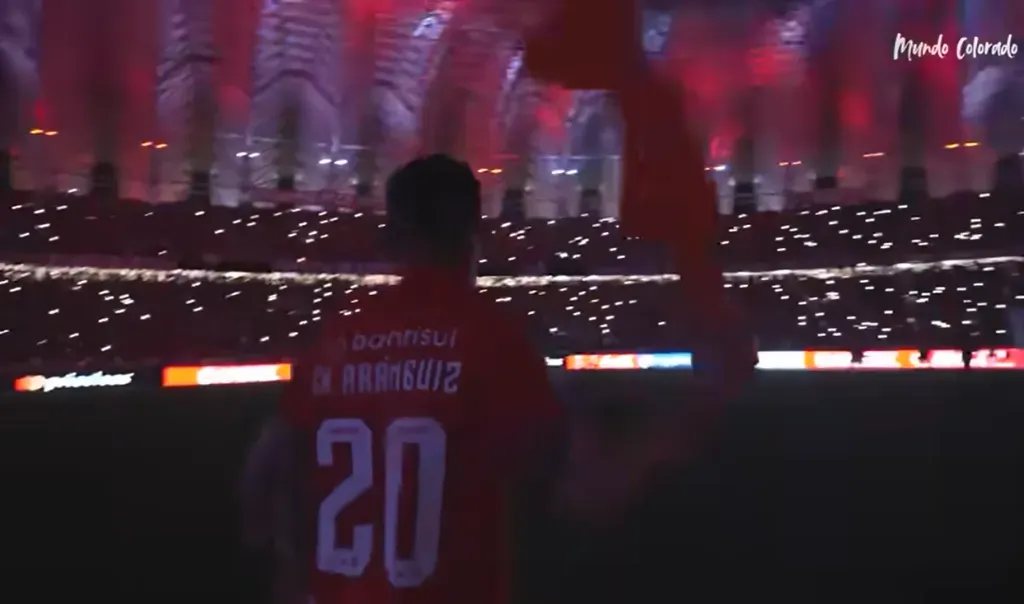 Charles Aránguiz en el festejo del Inter de Porto Alegre tras eliminar a River Plate en la Copa Libertadores. (Captura SC Internacional).