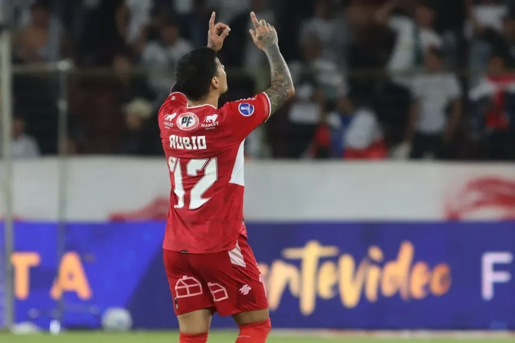 Patricio Rubio celebra el penal que anotó en el partido entre Ñublense y LDU. (API/Photosport).
