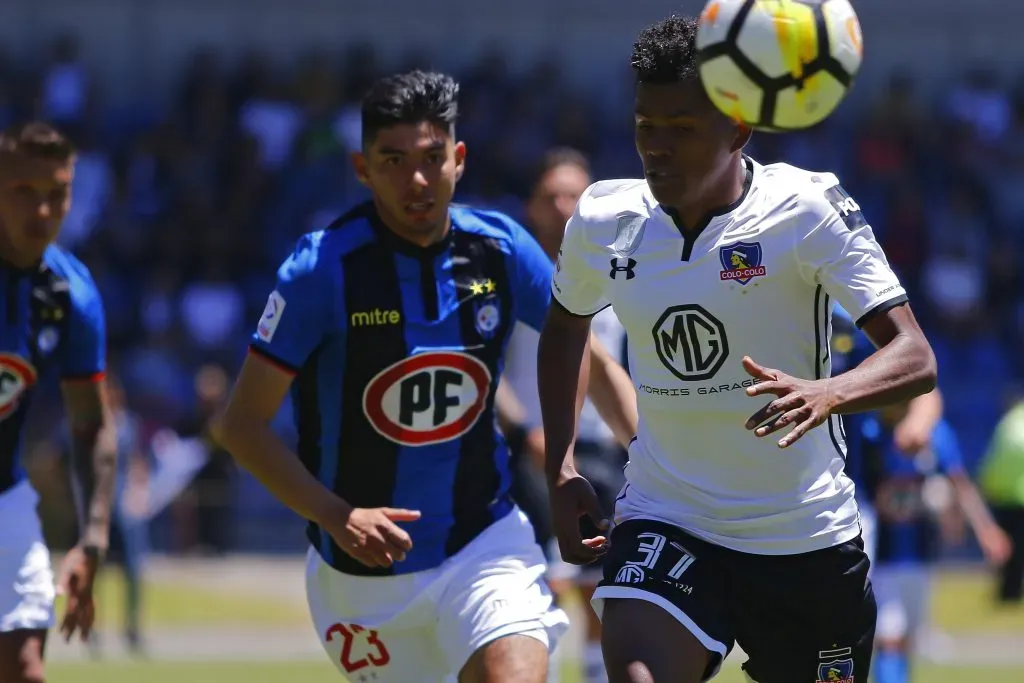 Alexander Bolaños persigue el balón ante la marca de Nicolás Baeza en un duelo entre Huachipato y Colo Colo. (Alejandro Zoñez/Photosport).