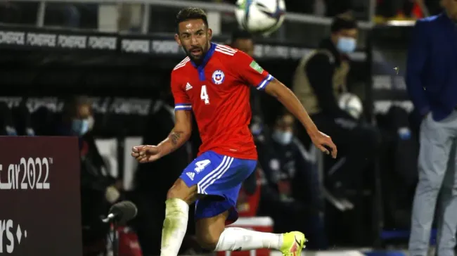 Mauricio Isla cambió el rojo de la selección chilena por el de Independiente de Avellaneda. Foto: Photosport.