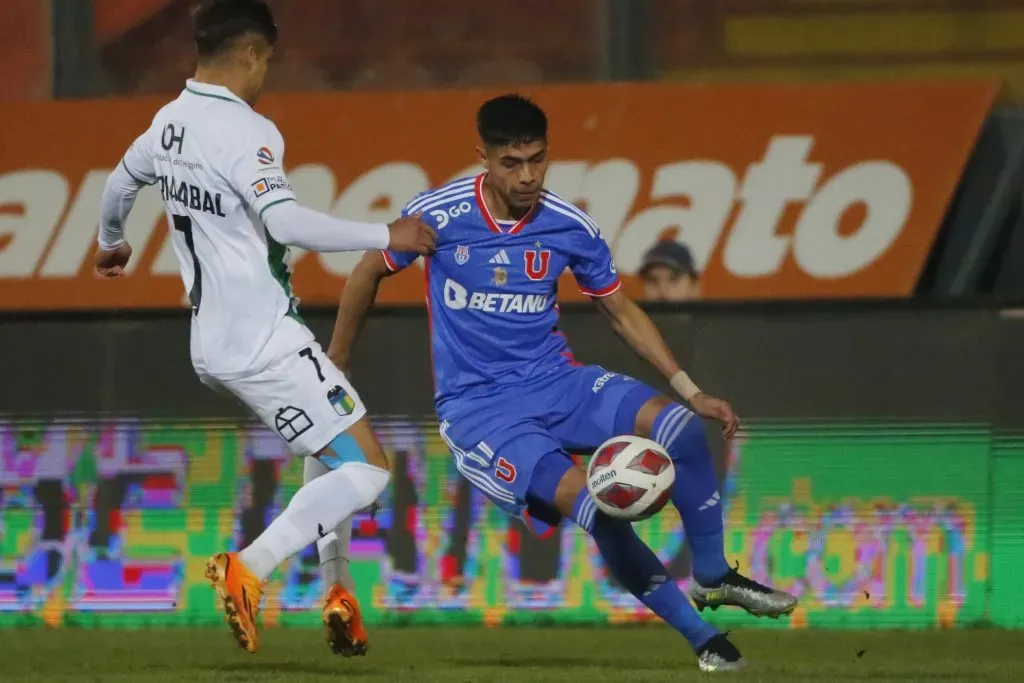 Darío Osorio encara a Fabián Hormazábal. El zurdo anotó un golazo en la paliza que sufrió la U ante O’Higgins. (Marcelo Hernández/Photosport).