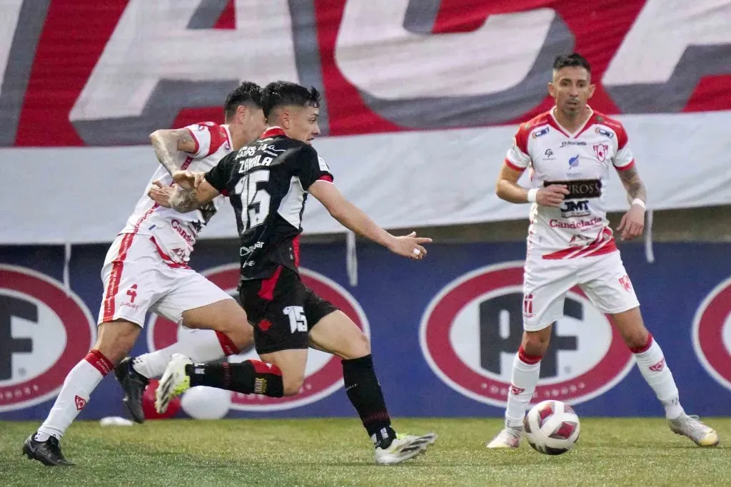 Cristián Zavala en acción ante Deportes Copiapó. Curicó Unido encontró un empate sobre la hora frente al León de Atacama. (Alex Fuentes/Photosport).
