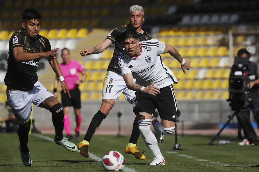 Colo Colo deja atrás a Rubén Farfán en el empate que Colo Colo logró ante Coquimbo Unido en el estadio Francisco Sánchez Rumoroso. (Marcelo Hernández/Photosport).