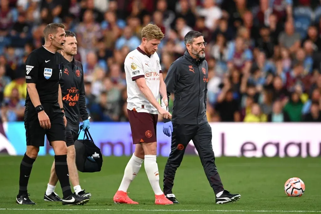 BURNLEY, ENGLAND – AUGUST 11: Kevin De Bruyne of Manchester City is substituted after sustaining an injury during the Premier League match between Burnley FC and Manchester City at Turf Moor on August 11, 2023 in Burnley, England. (Photo by Michael Regan/Getty Images)