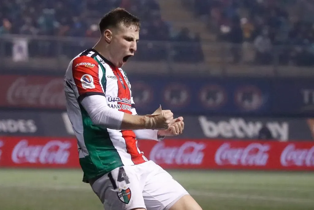 Bruno Barticciotto festeja un golazo que le convirtió al Audax Italiano con Palestino en uno de los clásicos de colonias que tiene el fútbol chileno. (Jonnathan Oyarzun/Photosport)