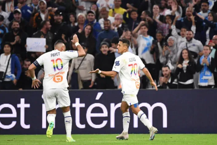 Dimitri Payet celebra con Alexis Sánchez. El talentoso enganche estaba libre, pero fichó por el Vasco da Gama de Brasil. Será compañero de Gary Medel y, evidentemente sin quererlo, dejó solo a Sánchez en la lista de cesantes ex OM. (Getty Images).