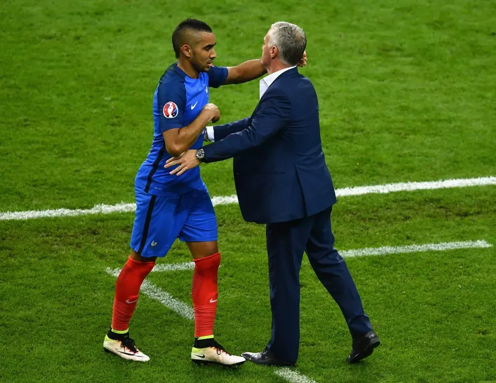 Dimitri Payet fue sustituido por Kingsley Coman en la final de la Eurocopa 2016 que ganó Portugal. En la imagen se abraza con el DT de los galos, Didier Deschamps. (Dan Mullan/Getty Images).