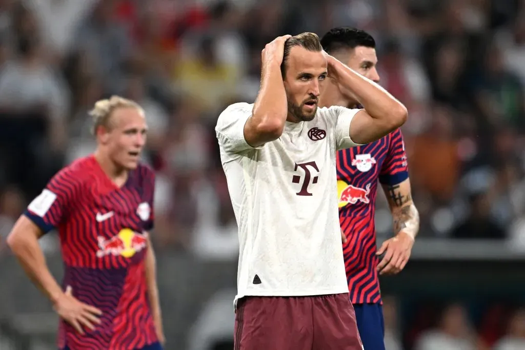 Harry Kane ya debutó oficialmente con el Bayern Múnich. Lamentablemente para el inglés, fue con derrota de 3-0 ante RB Leipzig por la Supercopa de Alemania. | Foto: Getty Images.