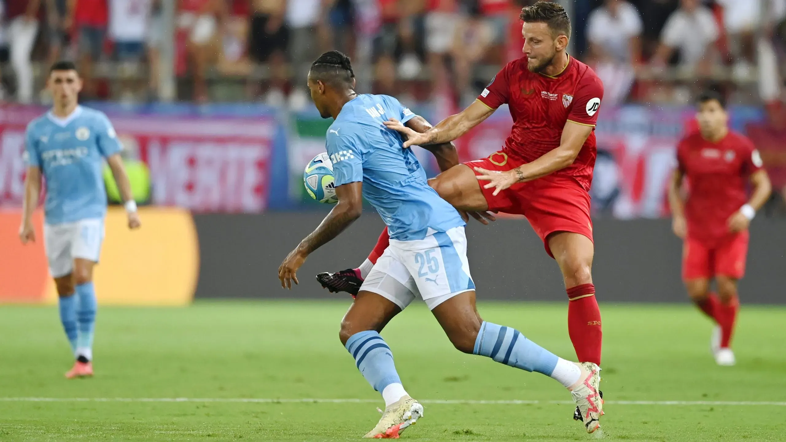 Ivan Rakitic criticó a Manchester City y se proclamó más merecedor de la Supercopa de Eurpa junto a Sevilla (Photo by Claudio Villa/Getty Images).