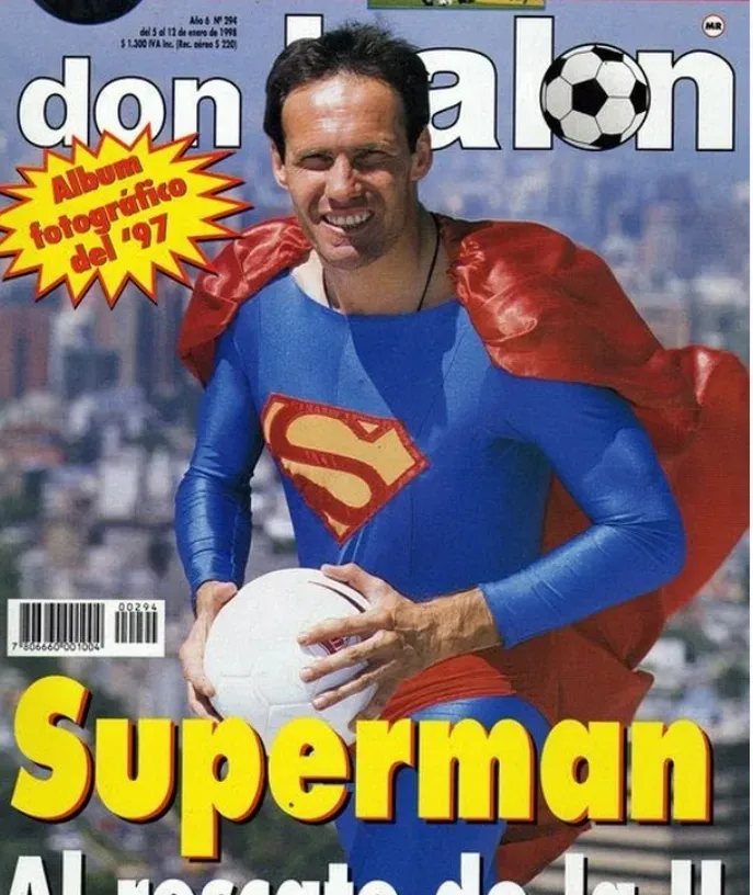 Vargas disfrazado en una portada de la revista noventera Don Balón