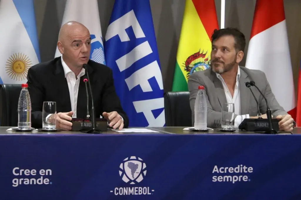 Gianni Infantino, presidente de FIFA, y Alejandro Domínguez, timonel de Conmebol (Getty Images)