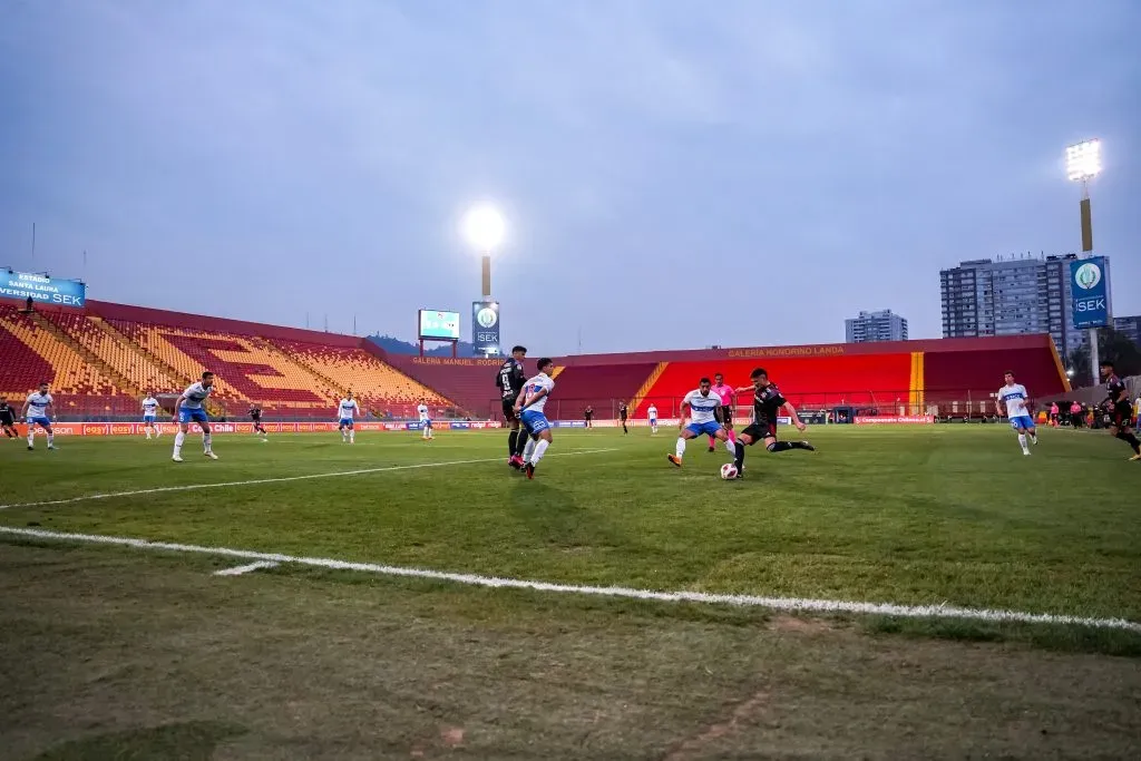 El duelo entre albos y cruzados por Copa Chile debía jugarse sin público en el Santa Laura. Sin embargo, un par de hinchas pudo burlar a los guardias y controles de seguridad. | Foto: Guillermo Salazar.