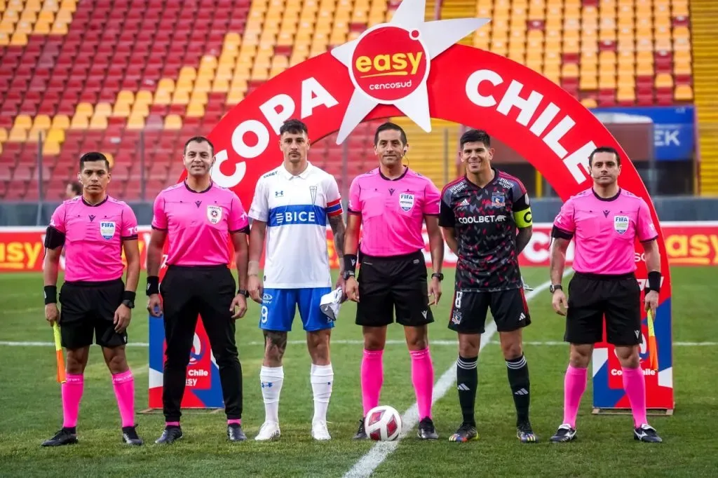 Francisco Gilabert y su equipo arbitral para la UC vs. Colo Colo (Guille Salazar/RedGol)