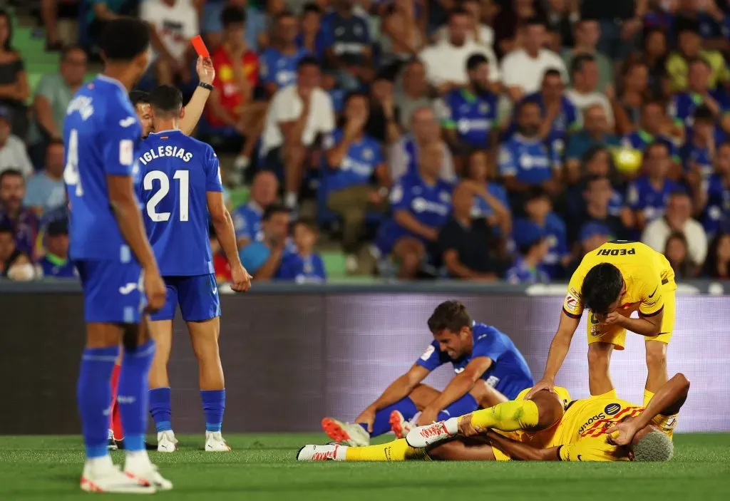 Ronald Araújo terminó lesionado el duelo entre el Barcelona y el Getafe. (Florencia Tan Jun/Getty Images).