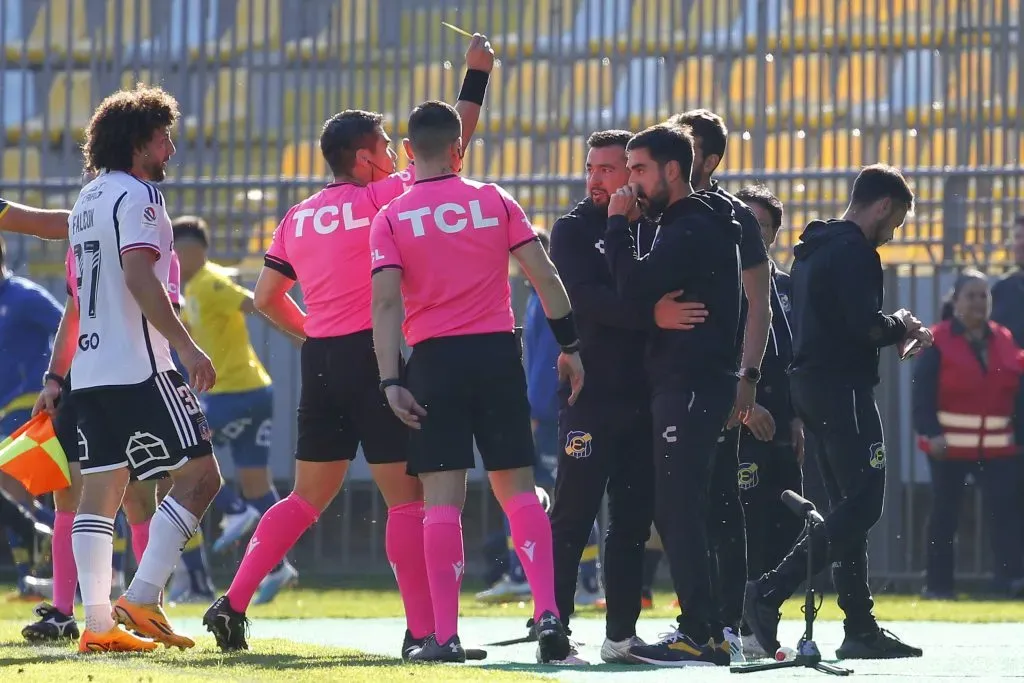 De una pasada, José Cabero amonestó al Peluca Falcón y a Paqui Meneghini en la victoria de Colo Colo sobre Everton de Viña del Mar. (Sebastián Cisternas/Photosport).